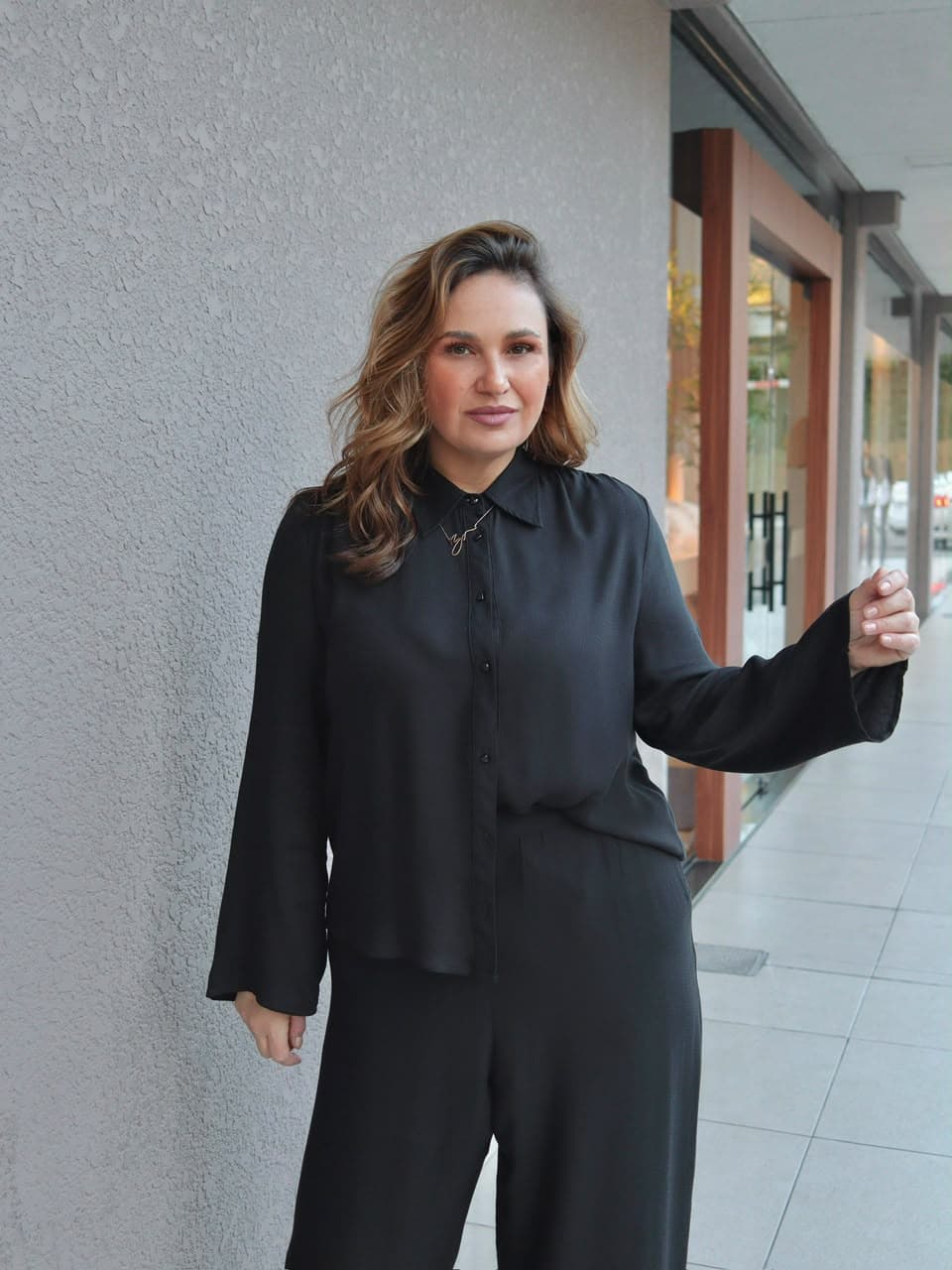 Look Iza Vasques Concept, conjunto preto de alfaiataria
